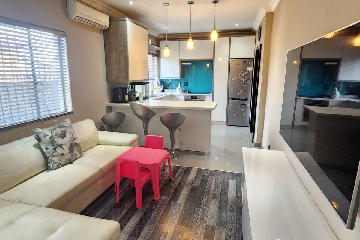 Spacious Family Home with Dual Kitchens – Ideal for Investors - Photo 2