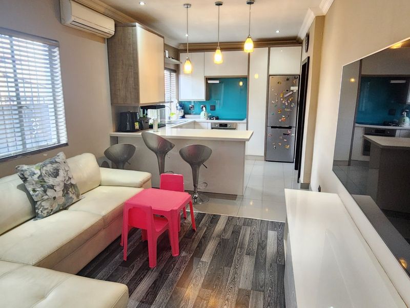 Spacious Family Home with Dual Kitchens – Ideal for Investors - Photo 2