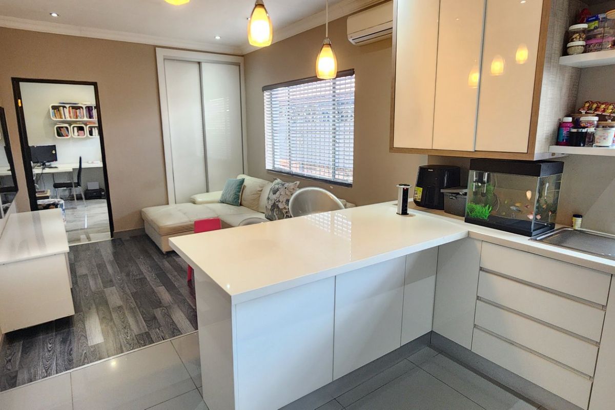 Spacious Family Home with Dual Kitchens – Ideal for Investors - Photo 4