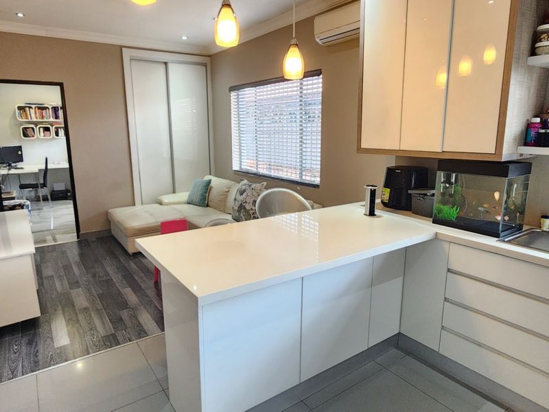 Spacious Family Home with Dual Kitchens – Ideal for Investors - Photo 4