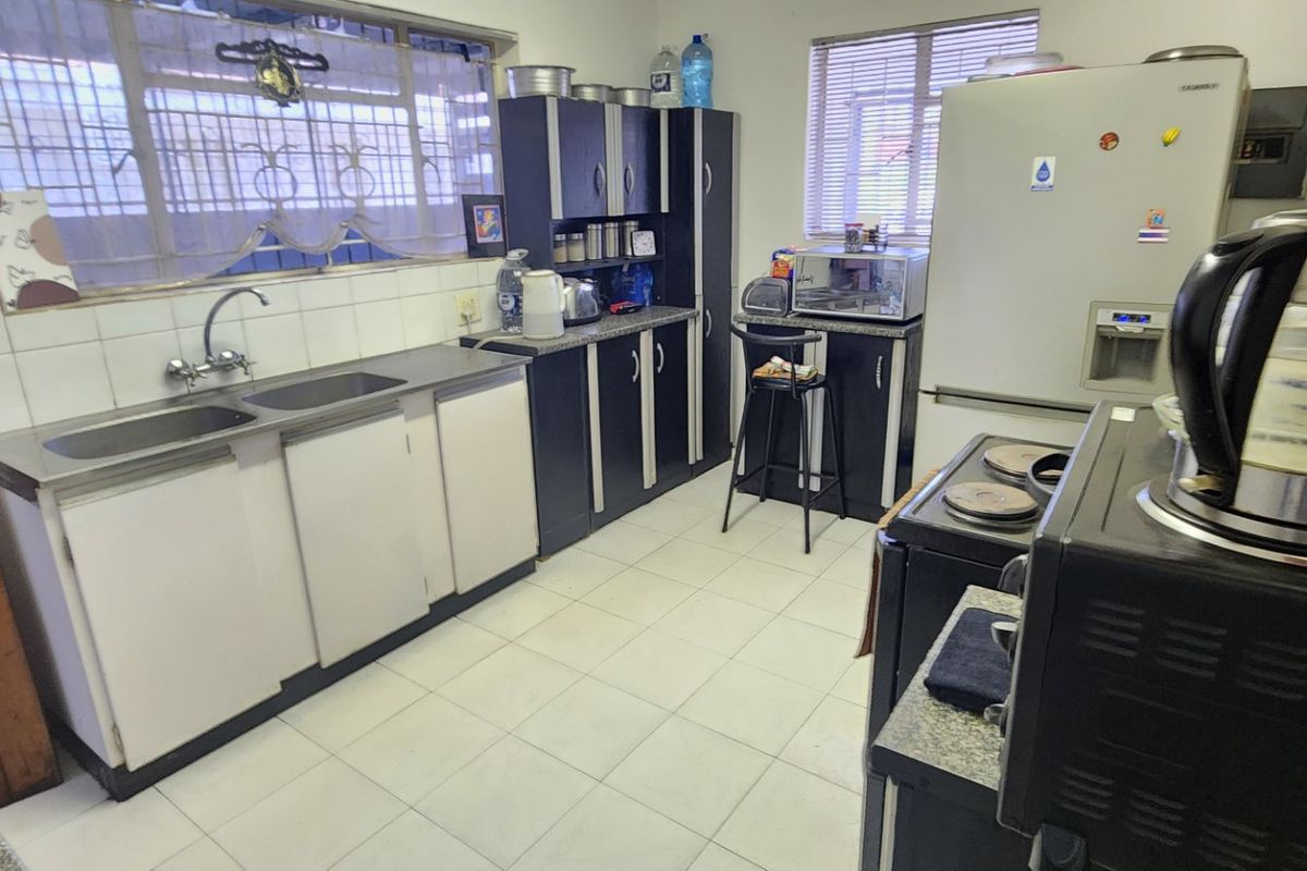 Spacious Family Home with Dual Kitchens – Ideal for Investors - Photo 5