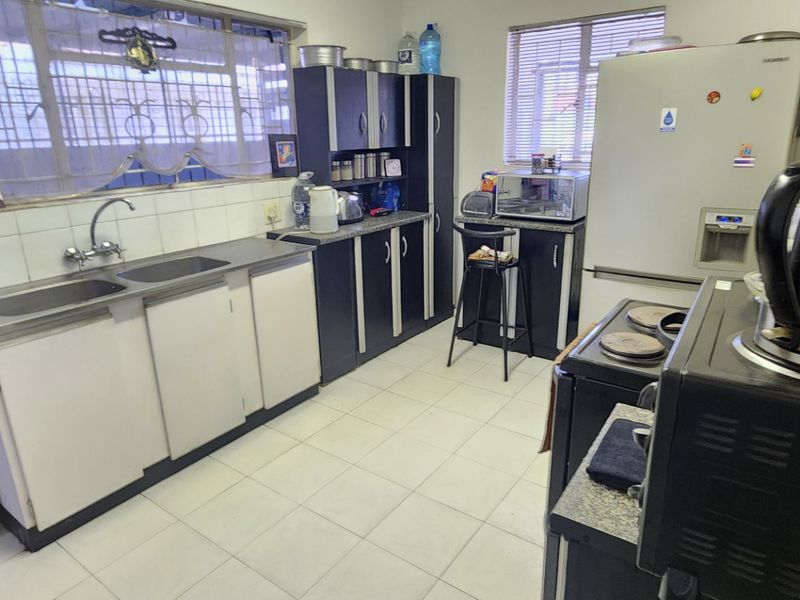 Spacious Family Home with Dual Kitchens – Ideal for Investors - Photo 5