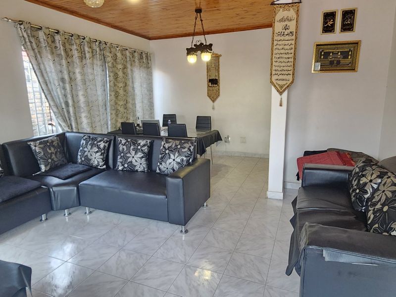 Spacious Family Home with Dual Kitchens – Ideal for Investors - Photo 8