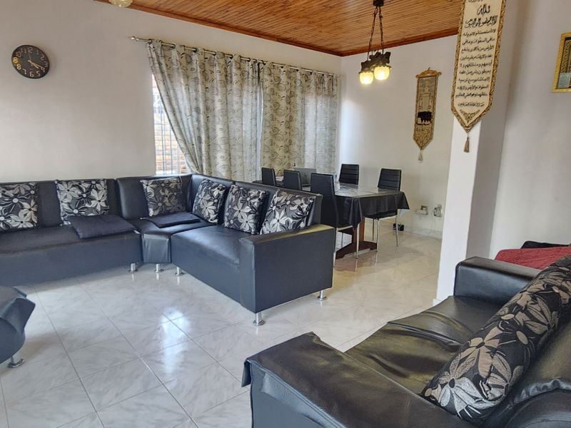 Spacious Family Home with Dual Kitchens – Ideal for Investors - Photo 7