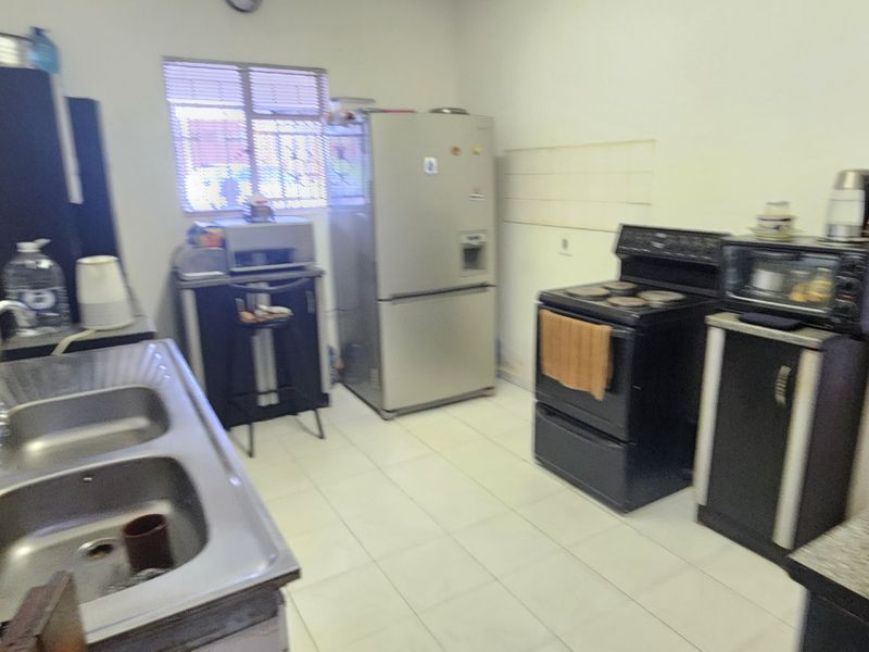 Spacious Family Home with Dual Kitchens – Ideal for Investors - Photo 6