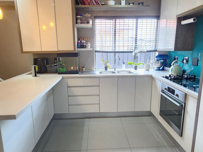 Spacious Family Home with Dual Kitchens – Ideal for Investors - Photo 3