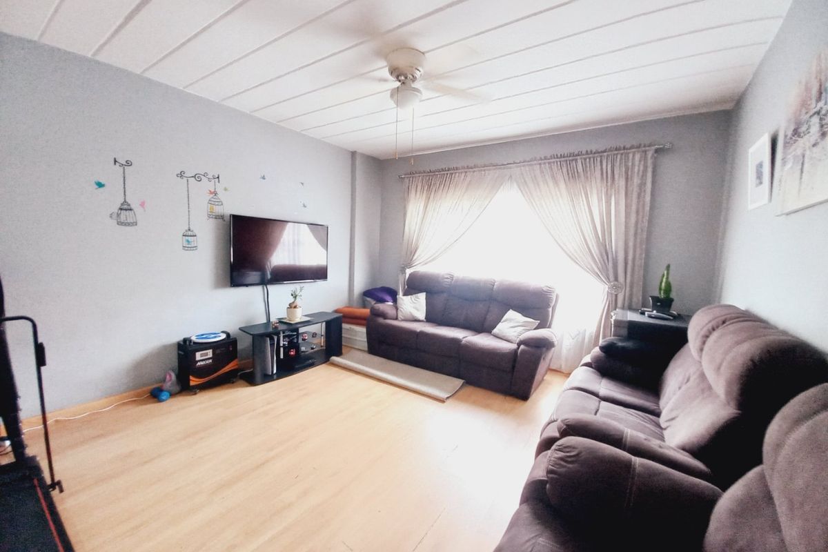 A Neat and Secure 2-Bedroom Unit Offering Comfortable, Low-Maintenance Living in a Well-Managed Complex - Photo 3