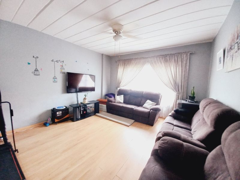 A Neat and Secure 2-Bedroom Unit Offering Comfortable, Low-Maintenance Living in a Well-Managed Complex - Photo 3