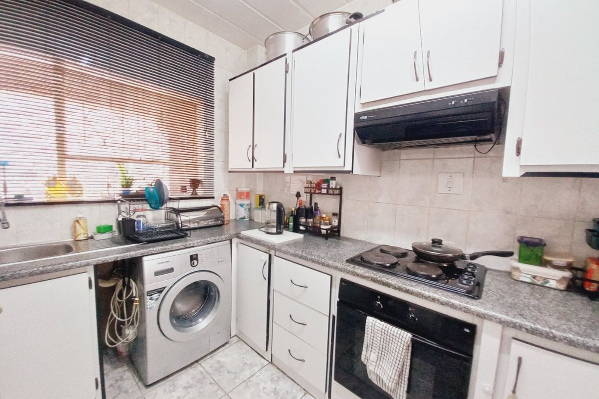 A Neat and Secure 2-Bedroom Unit Offering Comfortable, Low-Maintenance Living in a Well-Managed Complex - Photo 5