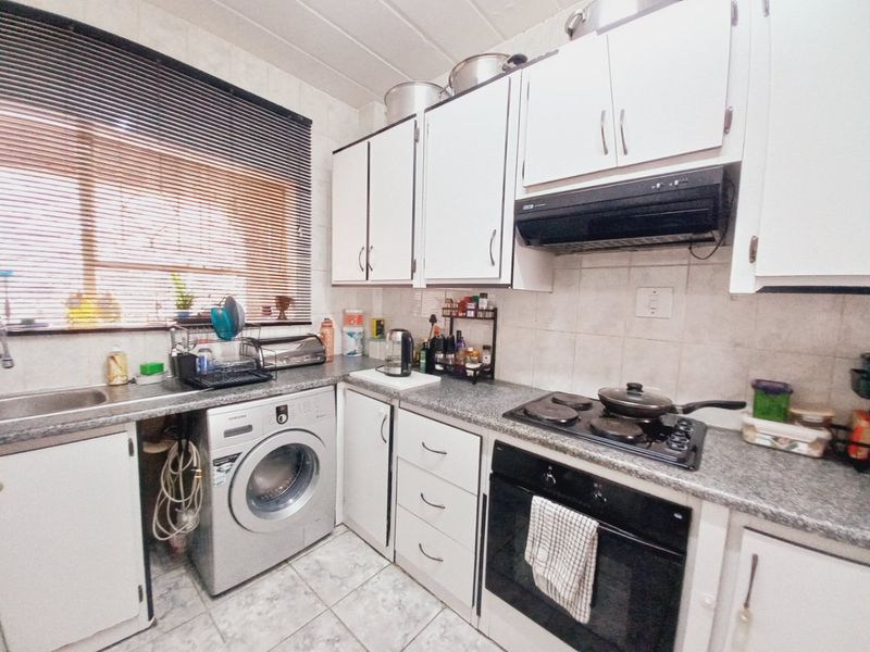 A Neat and Secure 2-Bedroom Unit Offering Comfortable, Low-Maintenance Living in a Well-Managed Complex - Photo 5