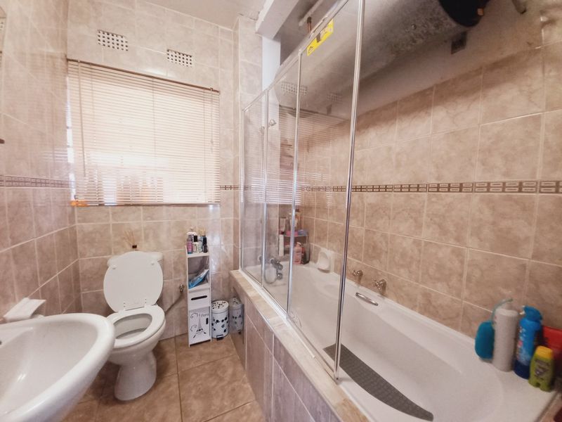 A Neat and Secure 2-Bedroom Unit Offering Comfortable, Low-Maintenance Living in a Well-Managed Complex - Photo 9