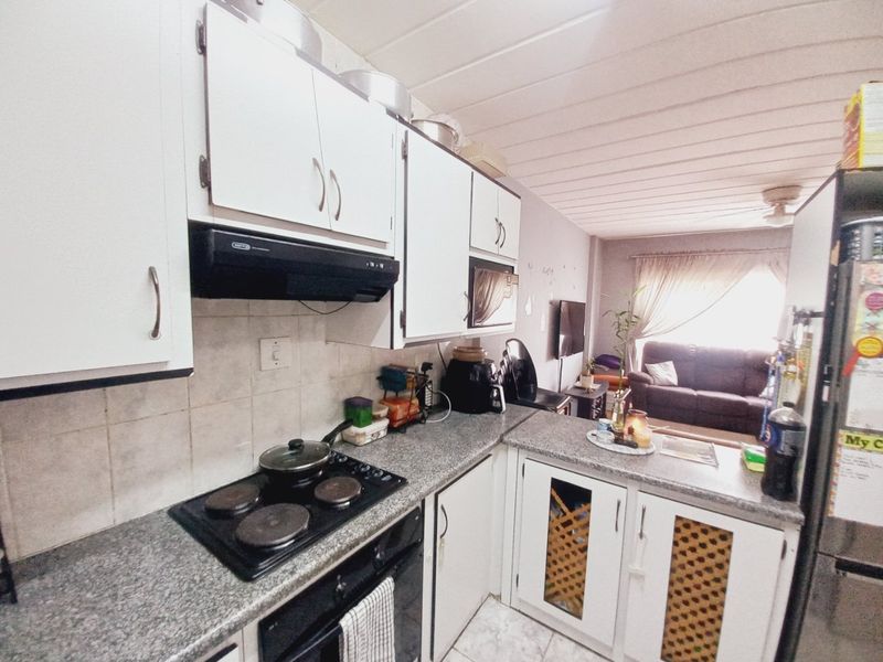 A Neat and Secure 2-Bedroom Unit Offering Comfortable, Low-Maintenance Living in a Well-Managed Complex - Photo 6