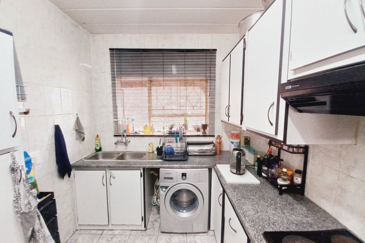 A Neat and Secure 2-Bedroom Unit Offering Comfortable, Low-Maintenance Living in a Well-Managed Complex - Photo 4