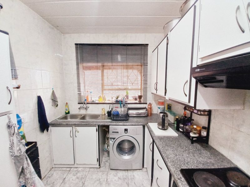 A Neat and Secure 2-Bedroom Unit Offering Comfortable, Low-Maintenance Living in a Well-Managed Complex - Photo 4