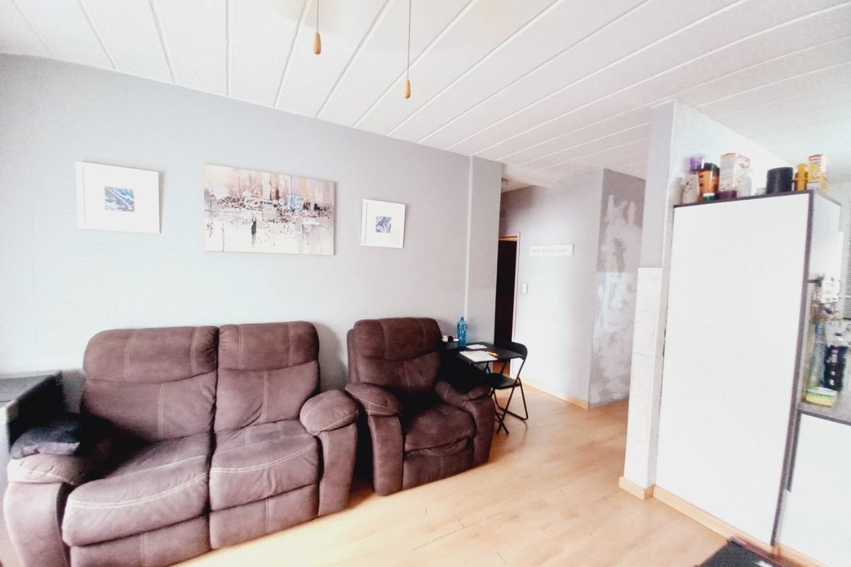 A Neat and Secure 2-Bedroom Unit Offering Comfortable, Low-Maintenance Living in a Well-Managed Complex - Photo 2