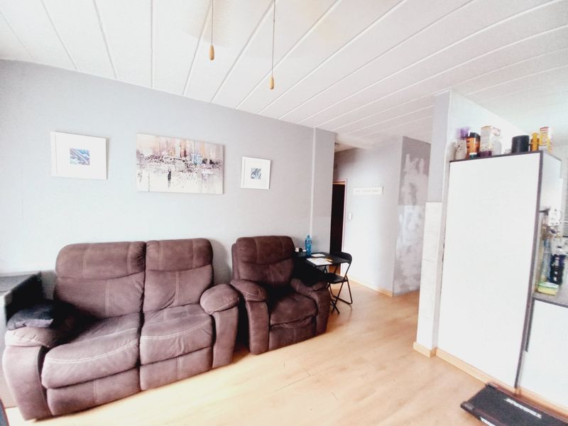 A Neat and Secure 2-Bedroom Unit Offering Comfortable, Low-Maintenance Living in a Well-Managed Complex - Photo 2