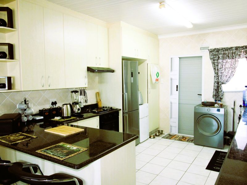 Front-Row to the Ocean, Stunning Townhouse with Beautiful Seaview - Photo 4