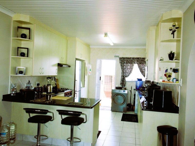 Front-Row to the Ocean, Stunning Townhouse with Beautiful Seaview - Photo 7