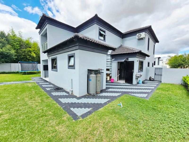 A Beautiful 4 bedroom 3 bathroom house for sale in Monavoni - Photo 2