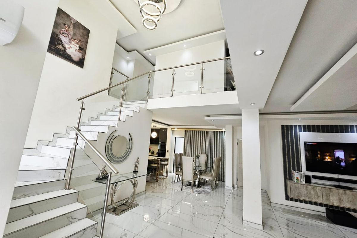 A Beautiful 4 bedroom 3 bathroom house for sale in Monavoni - Photo 4