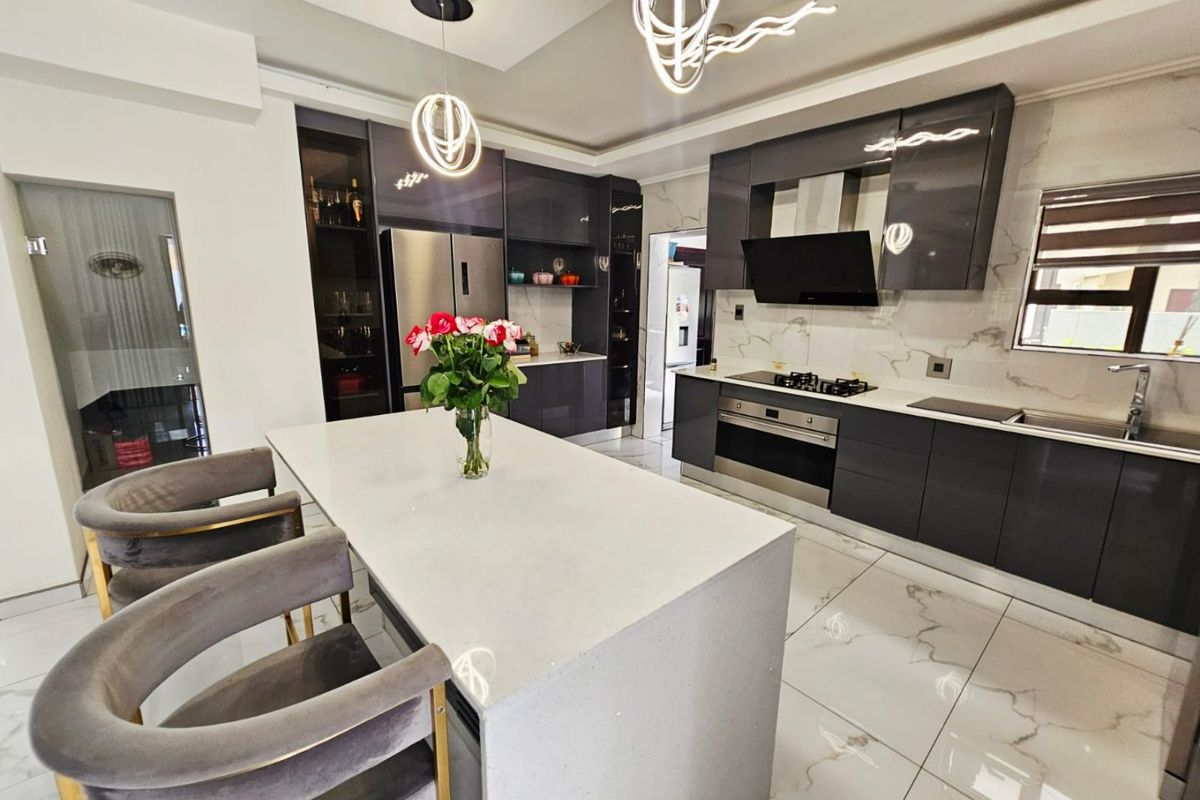 A Beautiful 4 bedroom 3 bathroom house for sale in Monavoni - Photo 3
