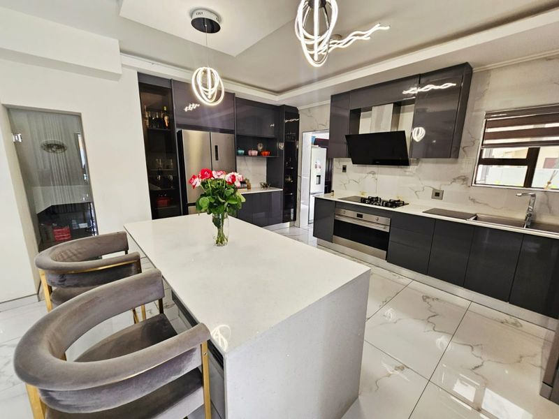 A Beautiful 4 bedroom 3 bathroom house for sale in Monavoni - Photo 3