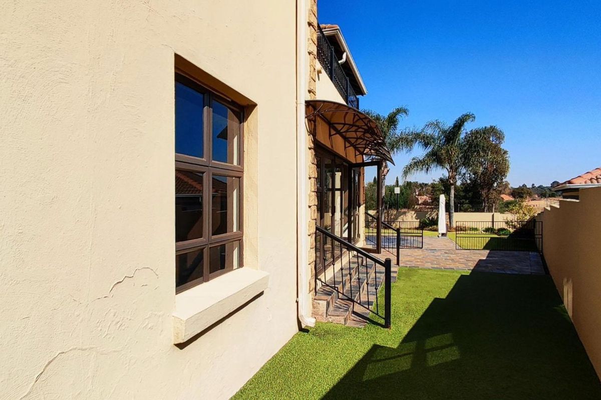 4 Bedroom House for Sale in Glen Erasmia - Photo 2