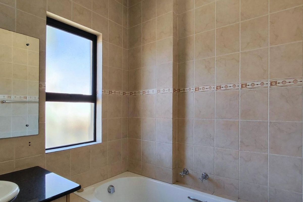 4 Bedroom House for Sale in Glen Erasmia - Photo 5