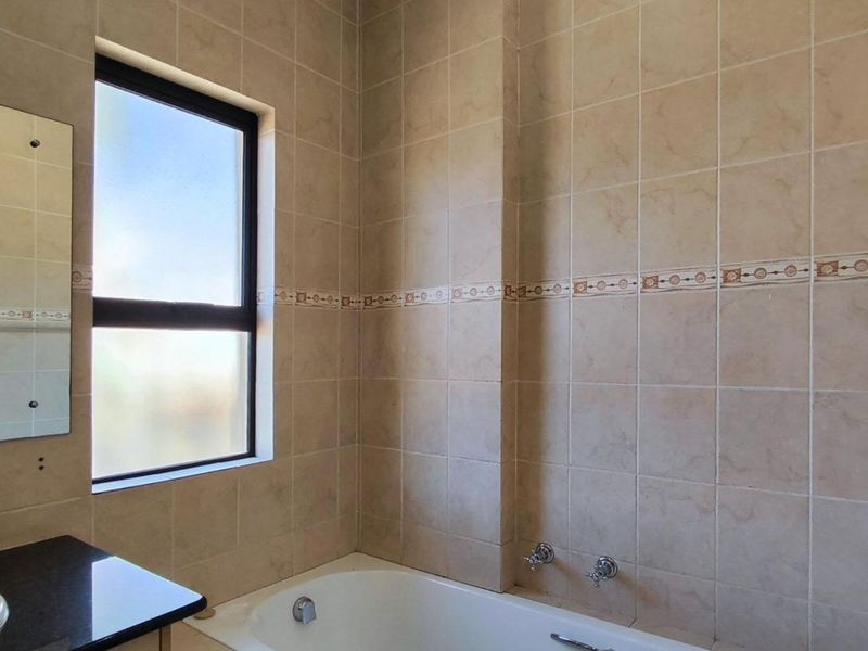 4 Bedroom House for Sale in Glen Erasmia - Photo 5