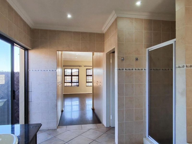 4 Bedroom House for Sale in Glen Erasmia - Photo 9