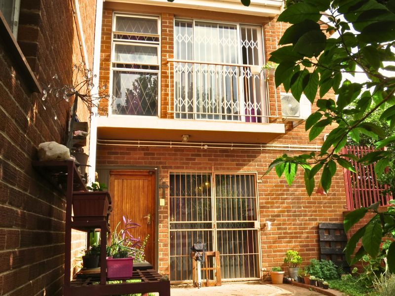 Neat 2-Bedroom Townhouse For Sale in Westdene - Photo 3