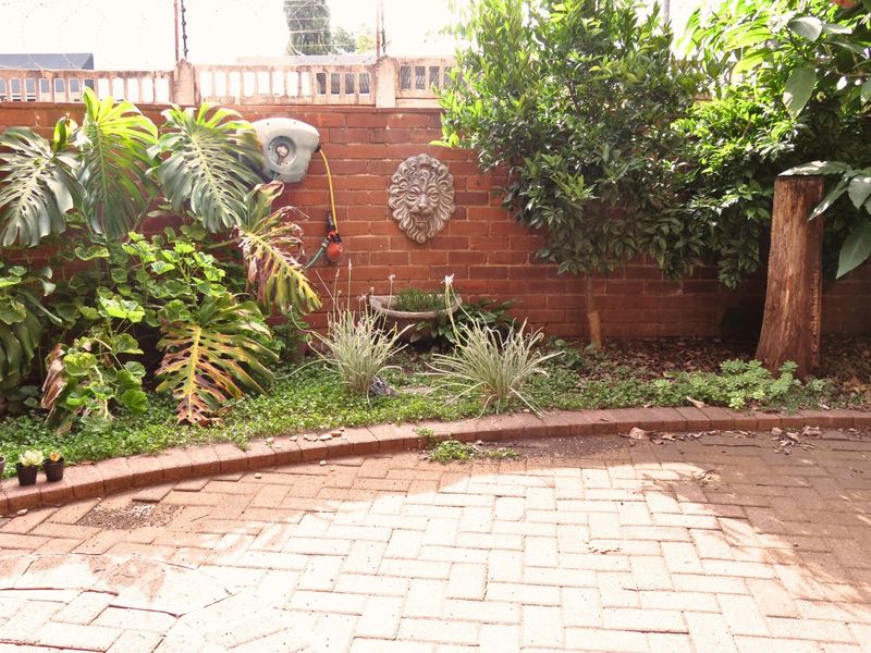 Well-Priced 2-Bedroom Townhouse in Secure Westdene Complex - Photo 3