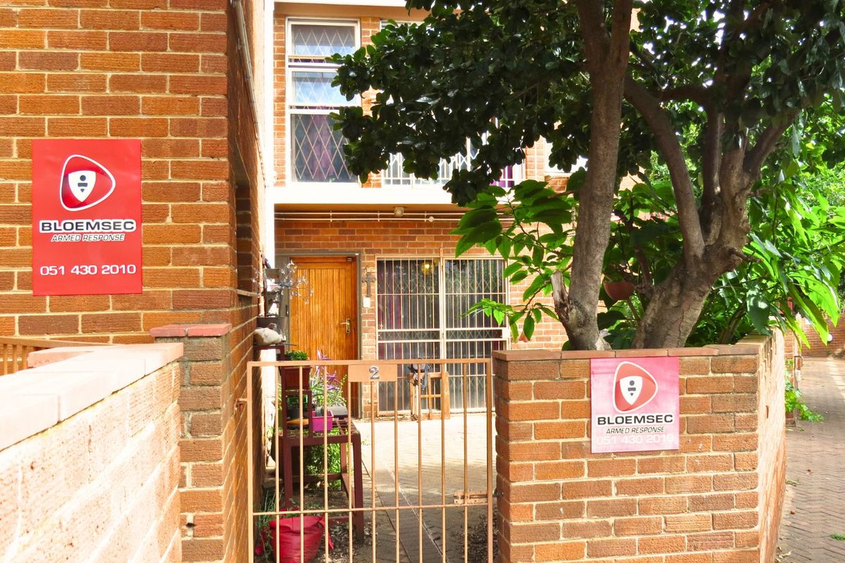 Well-Priced 2-Bedroom Townhouse in Secure Westdene Complex - Photo 2