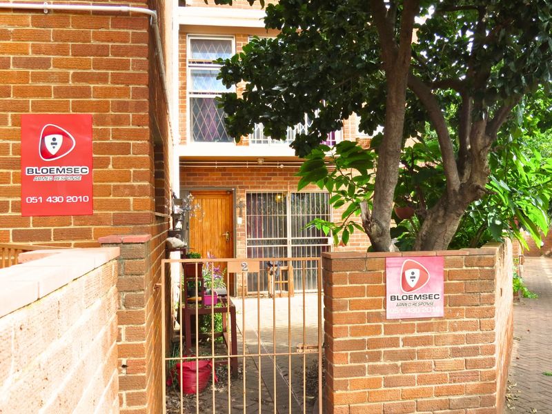 Well-Priced 2-Bedroom Townhouse in Secure Westdene Complex - Photo 2