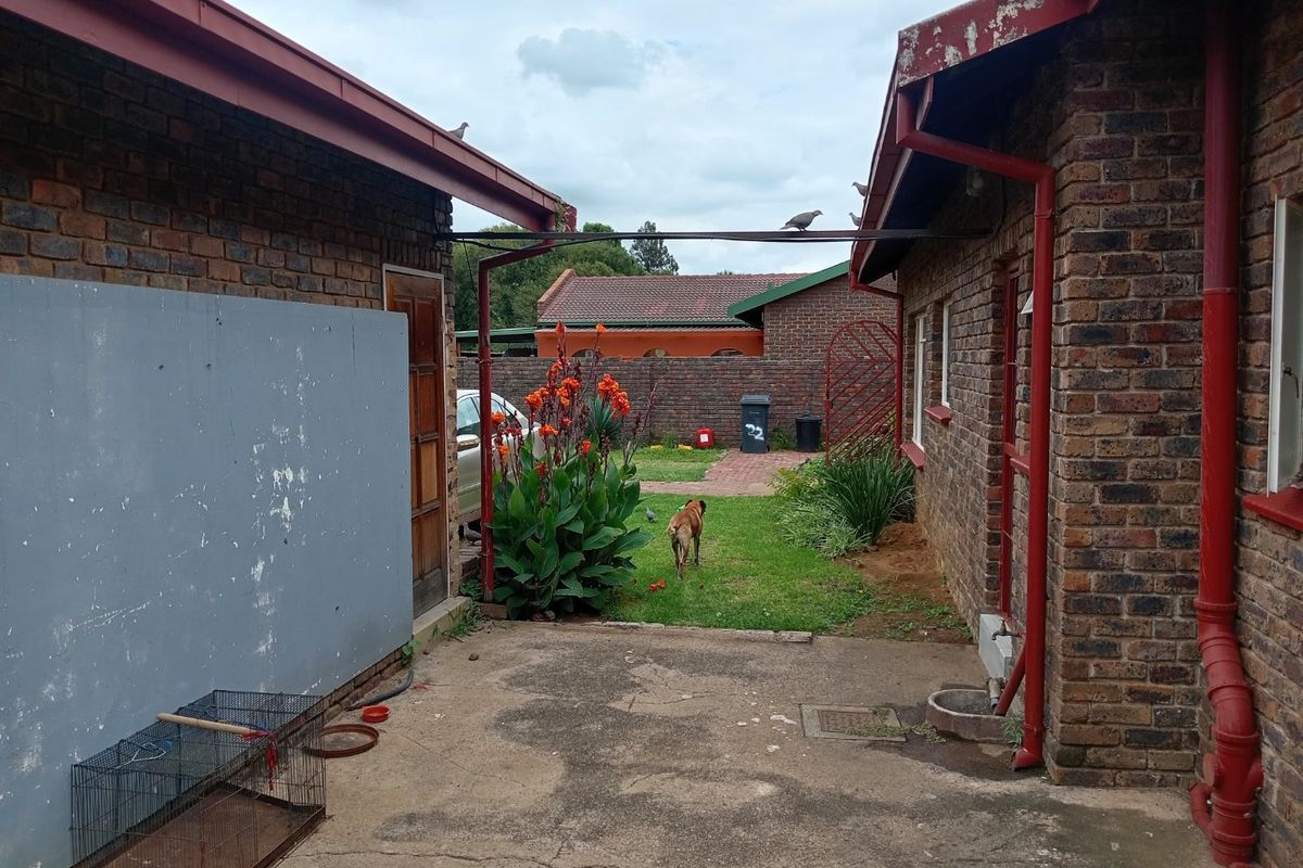 THREE BEDROOM HOUSE AVAILABLE FOR SALE!!  - Photo 3