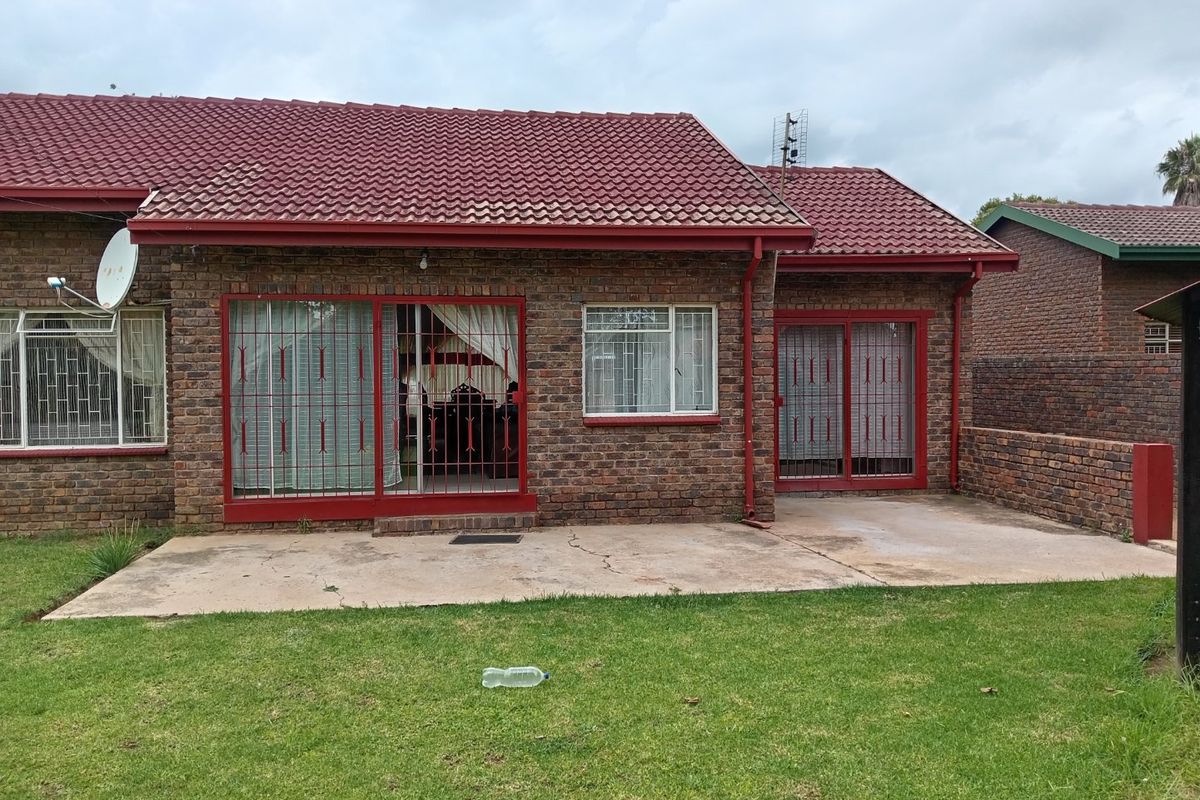 THREE BEDROOM HOUSE AVAILABLE FOR SALE!!  - Photo 2