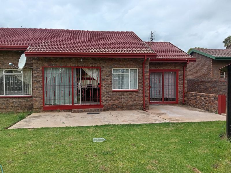 THREE BEDROOM HOUSE AVAILABLE FOR SALE!!  - Photo 2