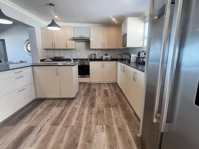 4 BEDROOM HOUSE FOR SALE IN DA GAMA BAY - Photo 9