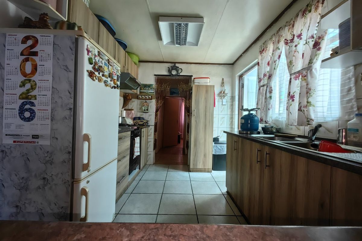 6 Bedroom Dual living Entertainers Dream in Prime Location! - Photo 3