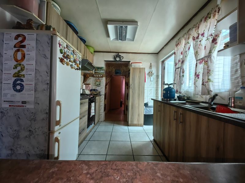 6 Bedroom Dual living Entertainers Dream in Prime Location! - Photo 3