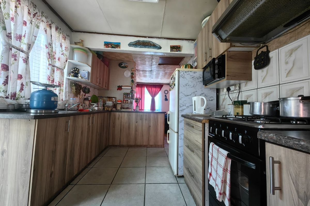 6 Bedroom Dual living Entertainers Dream in Prime Location! - Photo 2