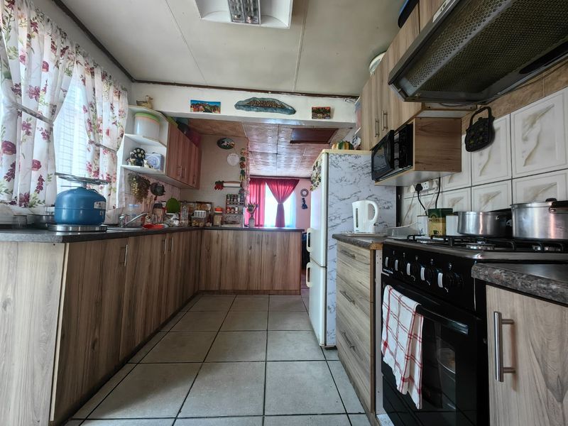 6 Bedroom Dual living Entertainers Dream in Prime Location! - Photo 2