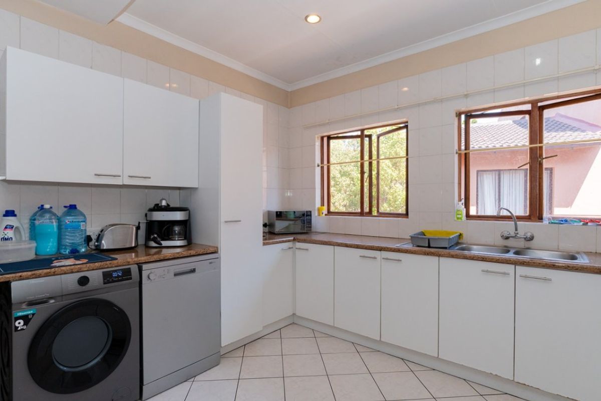 Modern & Secure 2-Bedroom Duplex with Stylish Living Spaces - Photo 5