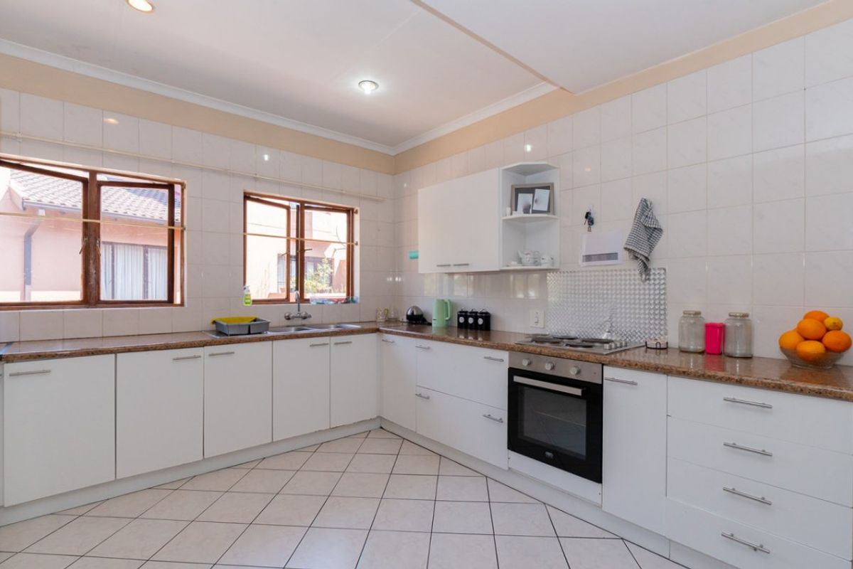 Modern & Secure 2-Bedroom Duplex with Stylish Living Spaces - Photo 2