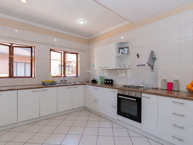 Modern & Secure 2-Bedroom Duplex with Stylish Living Spaces - Photo 2