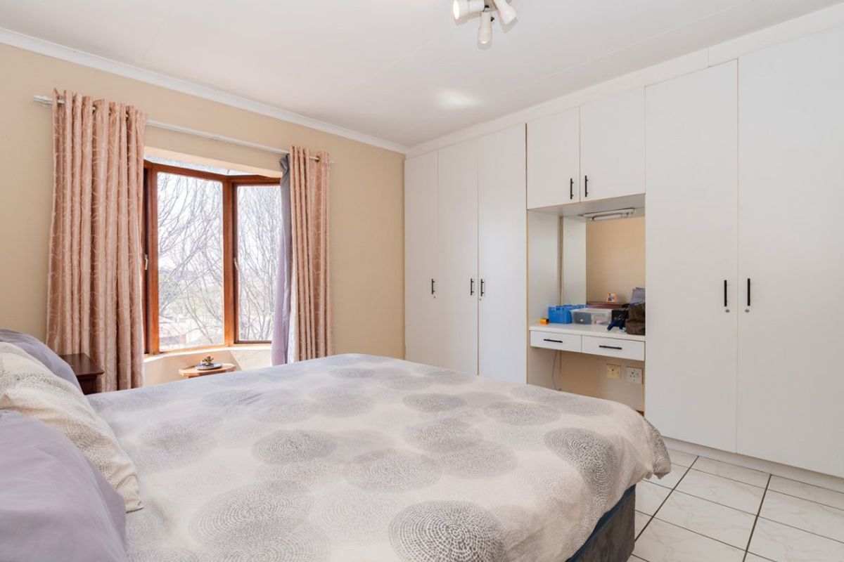 Modern & Secure 2-Bedroom Duplex with Stylish Living Spaces - Photo 4