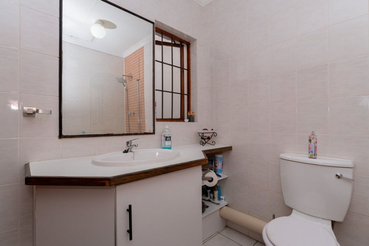 Modern & Secure 2-Bedroom Duplex with Stylish Living Spaces - Photo 3
