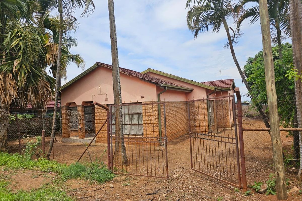 ??*HOUSE FOR SALE – THOHOYANDOU J MULEDANE  - Photo 2