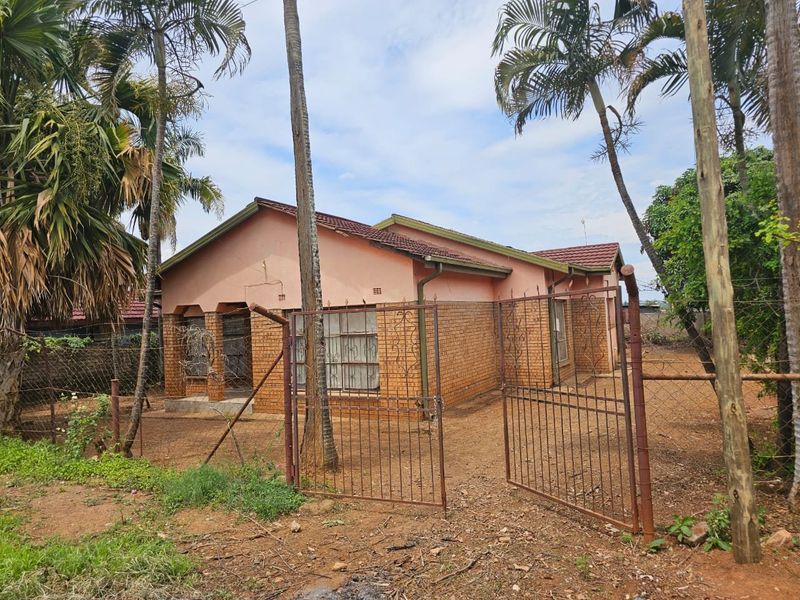 ??*HOUSE FOR SALE – THOHOYANDOU J MULEDANE  - Photo 2