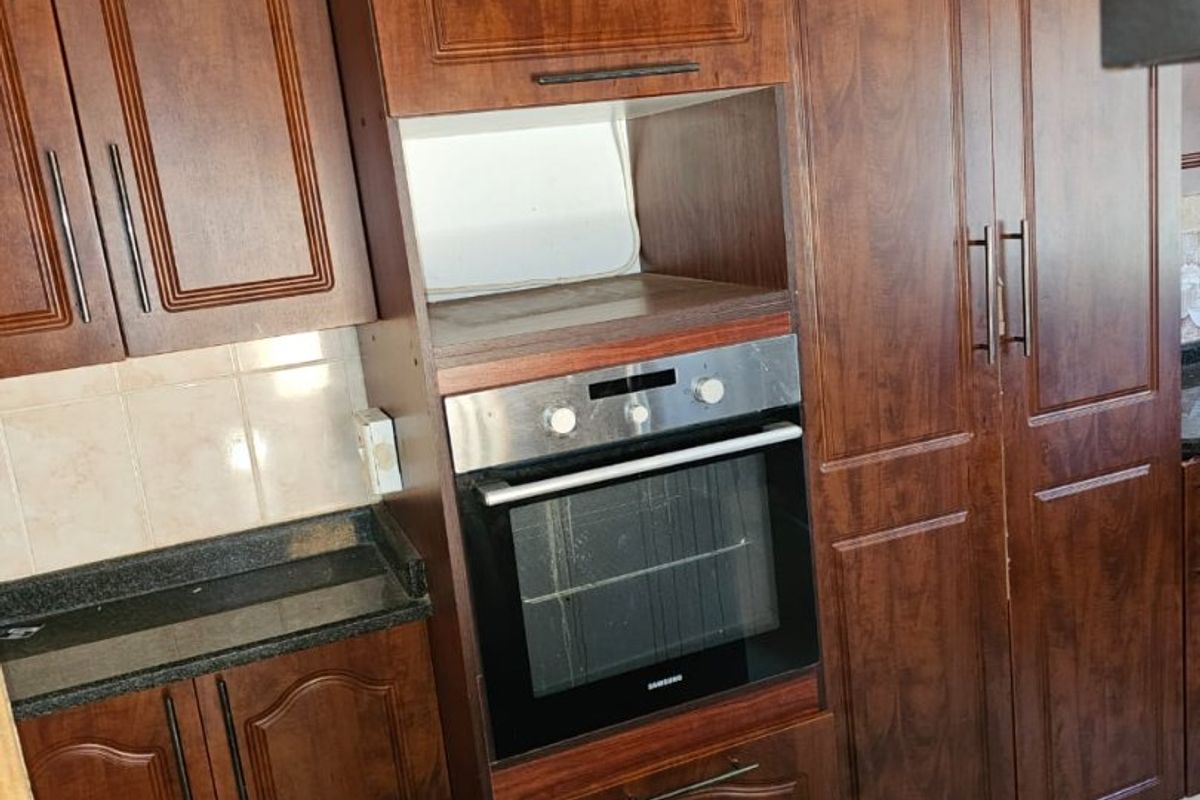 For Sale J Muledane, with borehole, 3 bedrooms,  - Photo 5